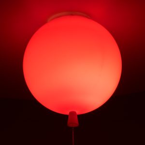 BALLOON 00652 Παιδικό Φωτιστικό Οροφής Μπάλα Μονόφωτο 1 x E27 IP20 Κόκκινο Πλαστικό με Ασημί Μέταλλο – Μ30 x Π30 x Υ33cm