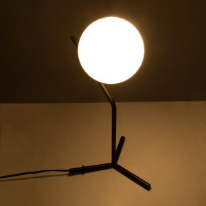 ELFIS 01100 Μοντέρνο Επιτραπέζιο Φωτιστικό Πορτατίφ Μονόφωτο 1 x E27 IP20 Μαύρο Μέταλλο με Λευκό Γυαλί – Μ22 x Π27 x Υ41cm