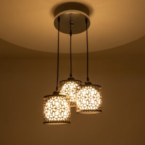 RAINELDA 01246 Μοντέρνο Κρεμαστό Φωτιστικό Πλέγμα Τρίφωτο 3 x E27 IP20 Μαύρο Μέταλλο με Λευκό Γυαλί – Μ60 x Π6 x Υ6cm