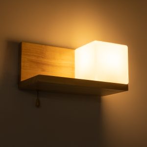 AMITY 01366 Μοντέρνο Επιτοίχιο Φωτιστικό Απλίκα Μονόφωτο 1 x E27 IP20 Μπεζ Ξύλο με Λευκό Γυαλί – Μ30 x Π14.5 x Υ15cm