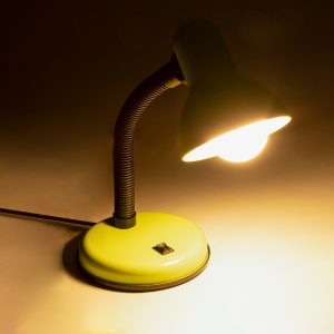 STUDENT 01533 Μοντέρνο Επιτραπέζιο Φωτιστικό Πορτατίφ Μονόφωτο 1 x E27 IP20 Πράσινο Μέταλλο με Μαύρο Πλαστικό – Μ12 x Π12 x Υ32cm