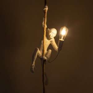 APES 01802 Μοντέρνο Κρεμαστό Φωτιστικό Φιγούρα Μονόφωτο 1 x E27 IP20 Λευκό Πλαστικό με Μπεζ Σχοινί – Μ26 x Π28 x Υ69cm