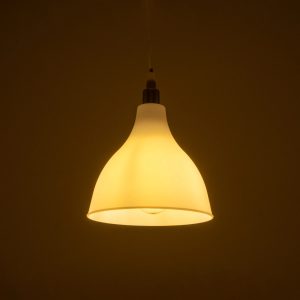 RADE 203-0125 Μοντέρνο Κρεμαστό Φωτιστικό Καμπάνα Μονόφωτο 1 x E27 IP20 Λευκό με Χρυσό Πλαστικό – Μ17.5 x Π17.5 x Υ56cm
