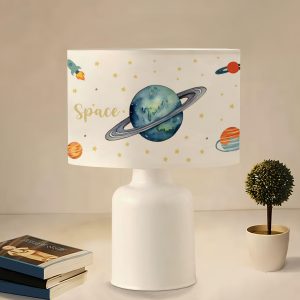 SATURN 204-0030 Παιδικό Eπιτραπέζιο Φωτιστικό Πορτατίφ Μονόφωτο 1 x E27 IP20 Πολύχρωμο Ύφασμα με Λευκό Πλαστικό – Μ24 x Π24 x Υ32cm