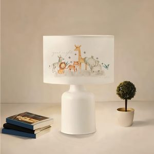 GIRAFFE 204-0026 Παιδικό Eπιτραπέζιο Φωτιστικό Πορτατίφ Μονόφωτο 1 x E27 IP20 Πολύχρωμο Ύφασμα με Λευκό Πλαστικό – Μ24 x Π24 x Υ32cm