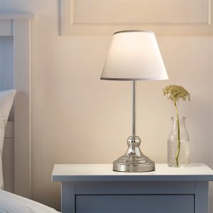 Φωτιστικό επιτραπέζιο Grace  E27 μεταλλικό – ύφασμα Pvc χρώμα ασημί – κρεμ Ø22×45εκ.